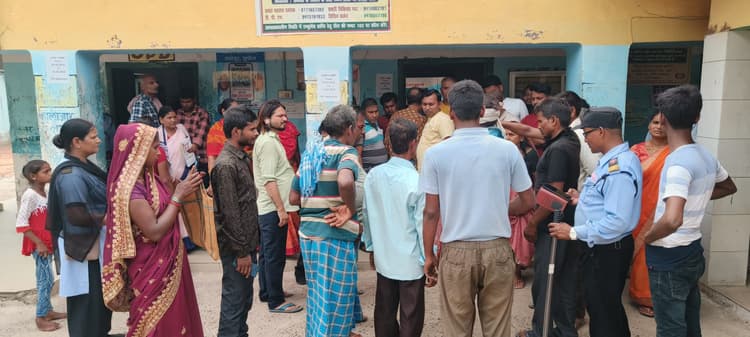 सर्पदंश की शिकार किशोरी पहुंची अस्पताल, परिजन विषैले सांप को भी लाया