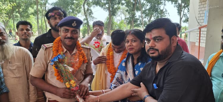 फलका थानाध्यक्ष के स्थानांतरण पर दी गयी विदाई