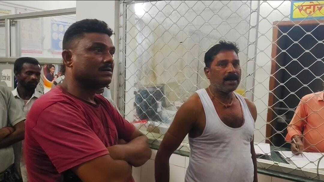 चिकित्सकों की अनुपस्थिति व समुचित इलाज के अभाव में वृद्ध की मौत का परिजनों ने लगाया आरोप