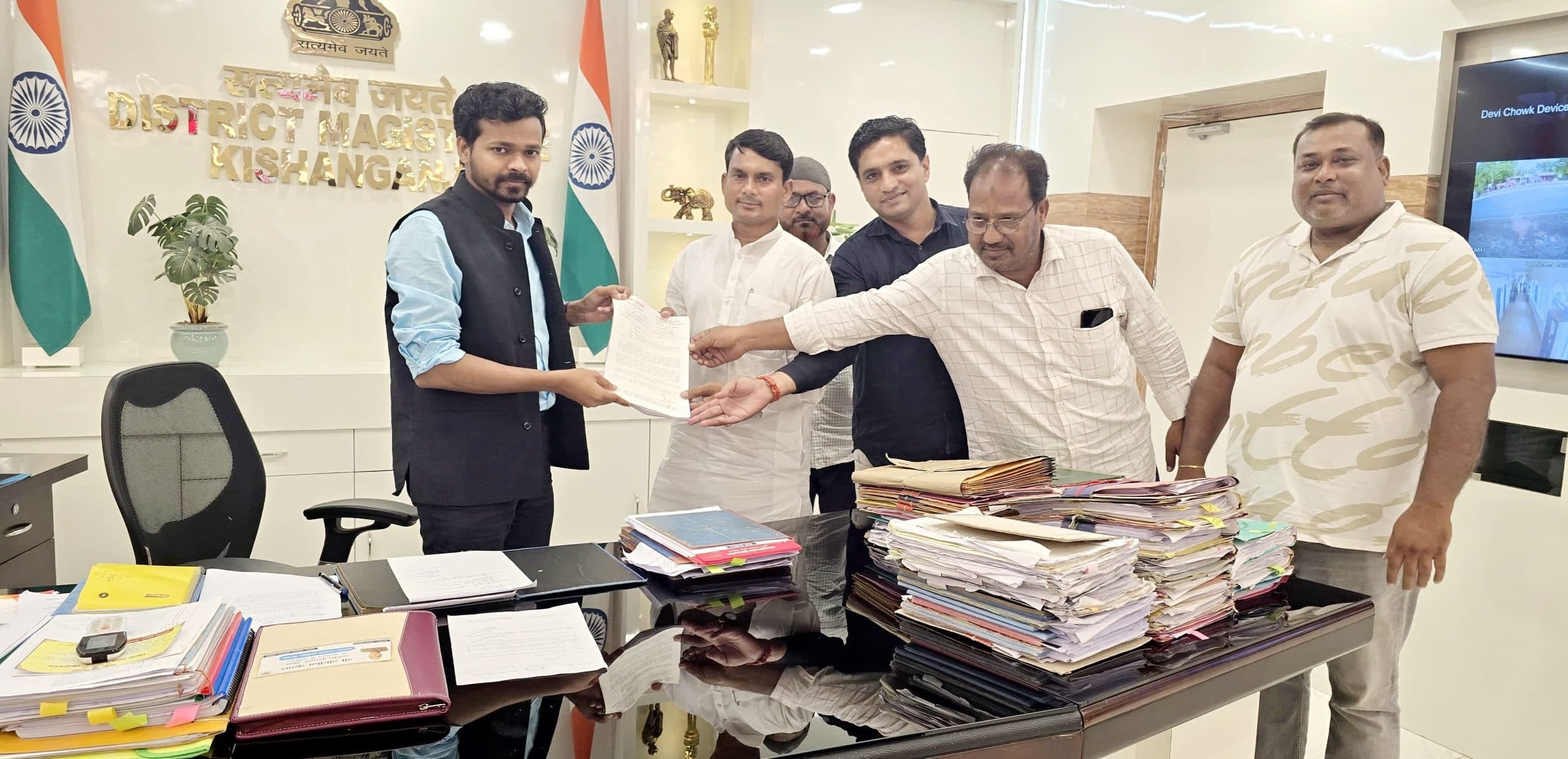 कनकई नदी पर निसंदरा-असुराघाट के बीच उच्च स्तरीय पुल निर्माण का लेऑउट प्रस्तावित स्थल से दूर किये जाने को ले डीएम को सौंपा ज्ञापन