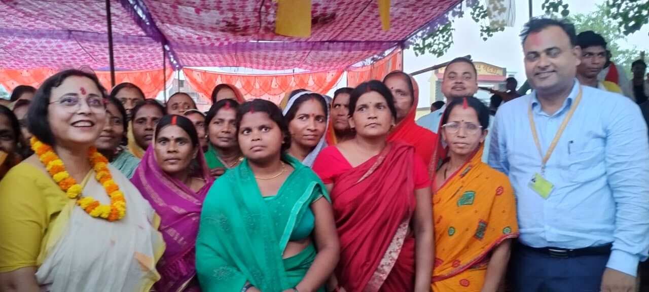 बड़हिया के खुटहा डीह में महिला संवाद में पहुंची प्रभारी मंत्री