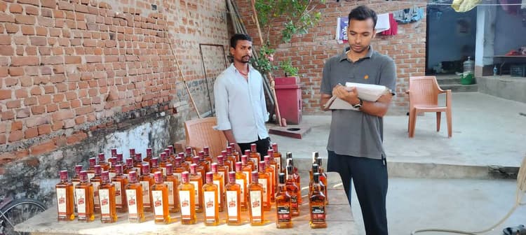 54 बोतल शराब के साथ तस्कर गिरफ्तार