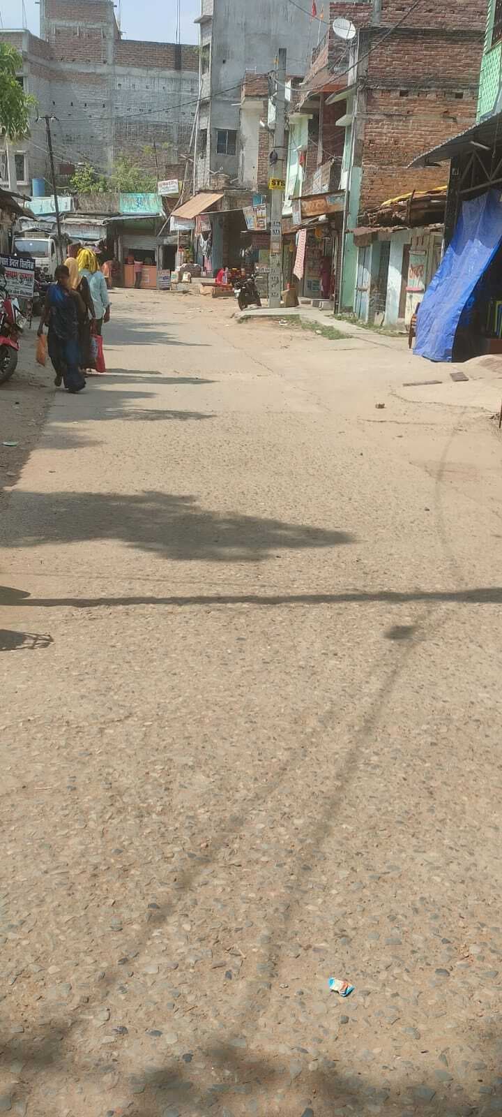 आसमान से बरस रही आग, सड़कें सुनसान