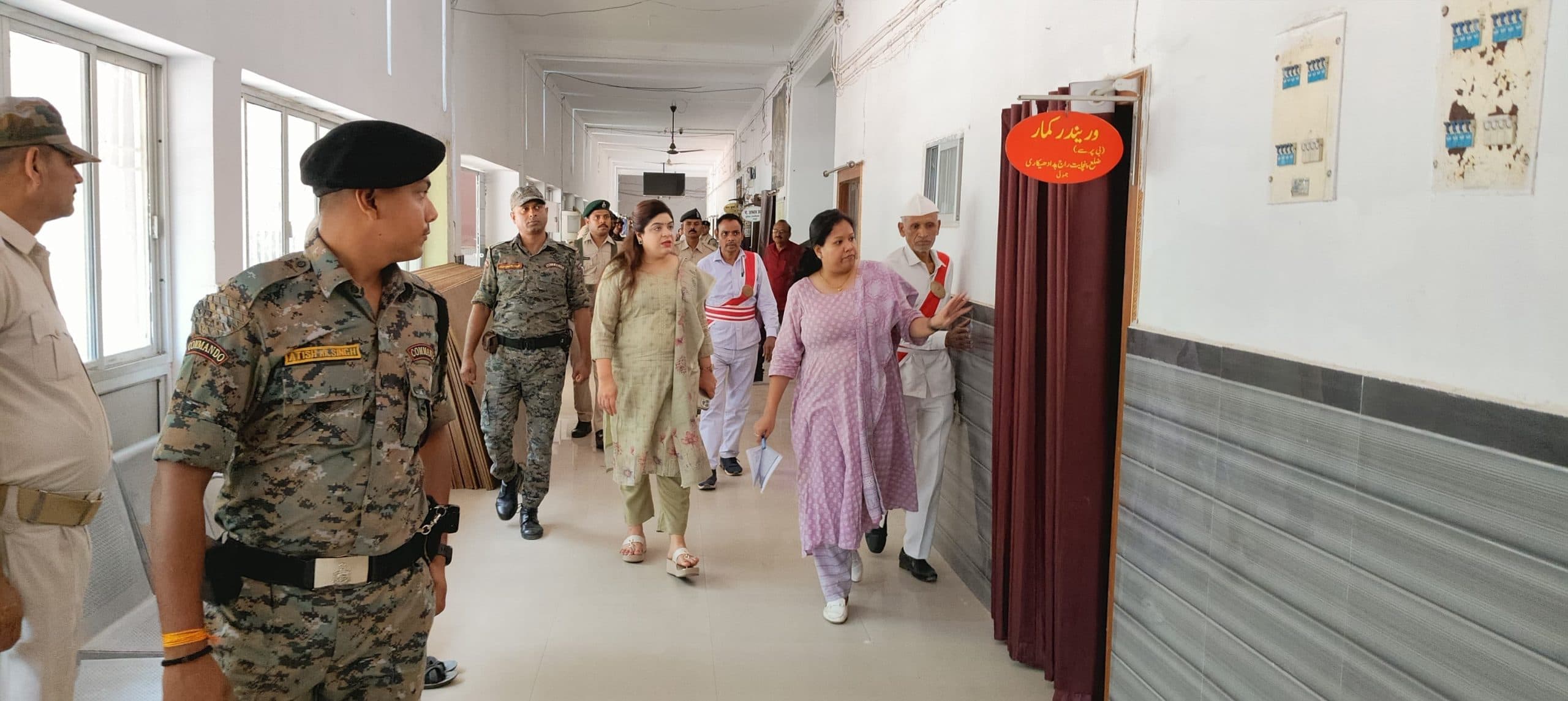 डीएम ने समाहरणालय स्थित विभिन्न विभागों का किया औचक निरीक्षण