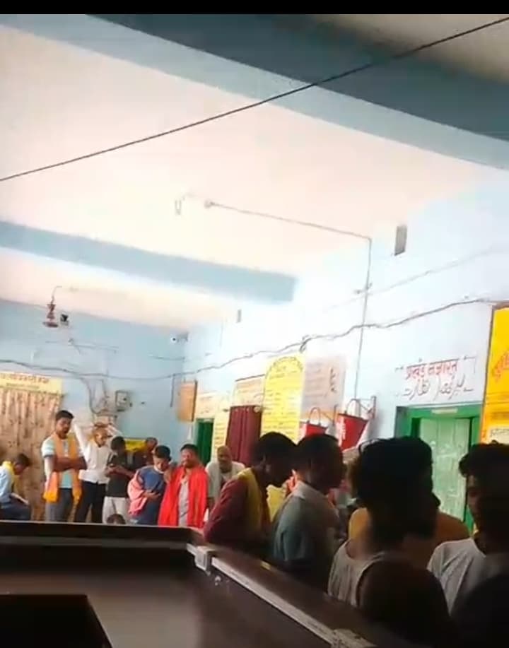 पेयजल संकट से जूझ रहे ग्रामीणों ने बीडीओ को सौंपा ज्ञापन, शीघ्र समाधान की मांग