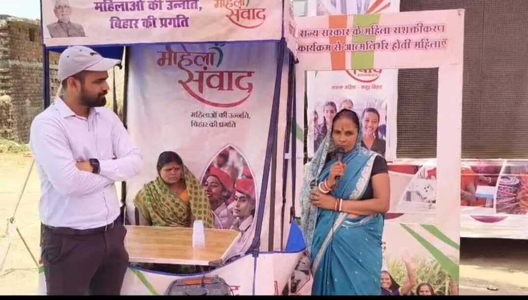 महिलाओं ने की गांव में सोलर लाइट लगाने की मांग