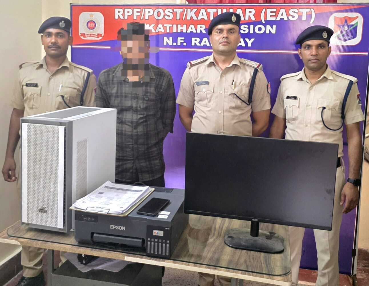 आरपीएफ ने छापेमारी कर 25 रेलवे ई टिकट के साथ धंधेबाज को किया गिरफ्तार