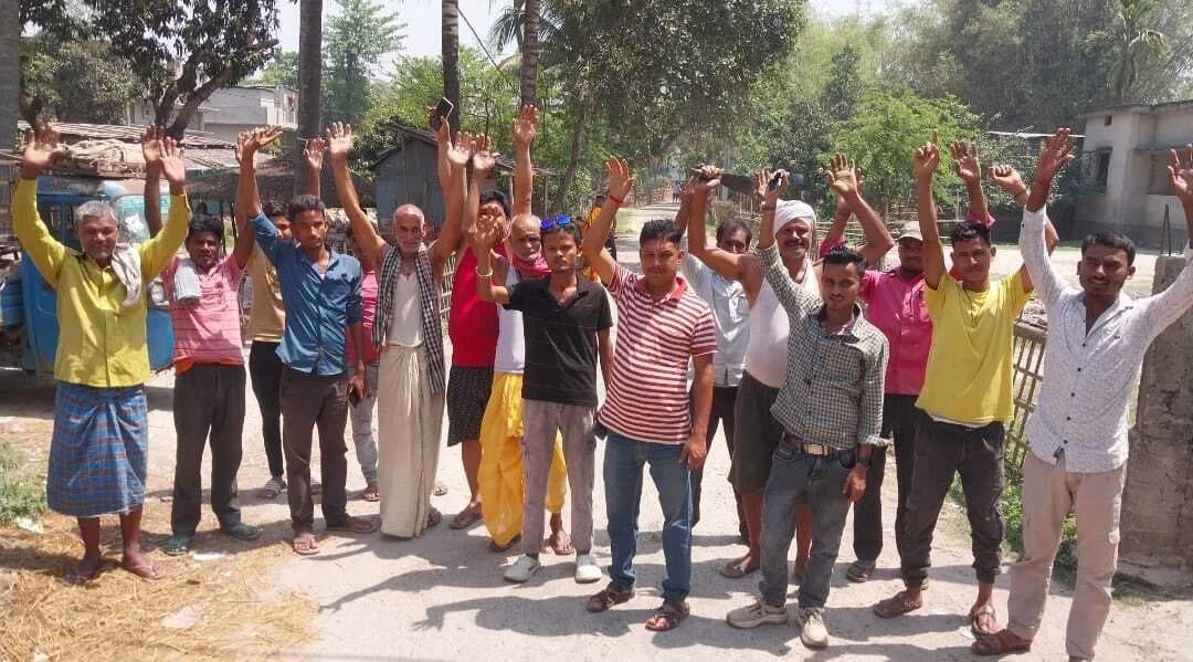 जर्जर सड़क को लेकर ग्रामीणों ने किया प्रदर्शन