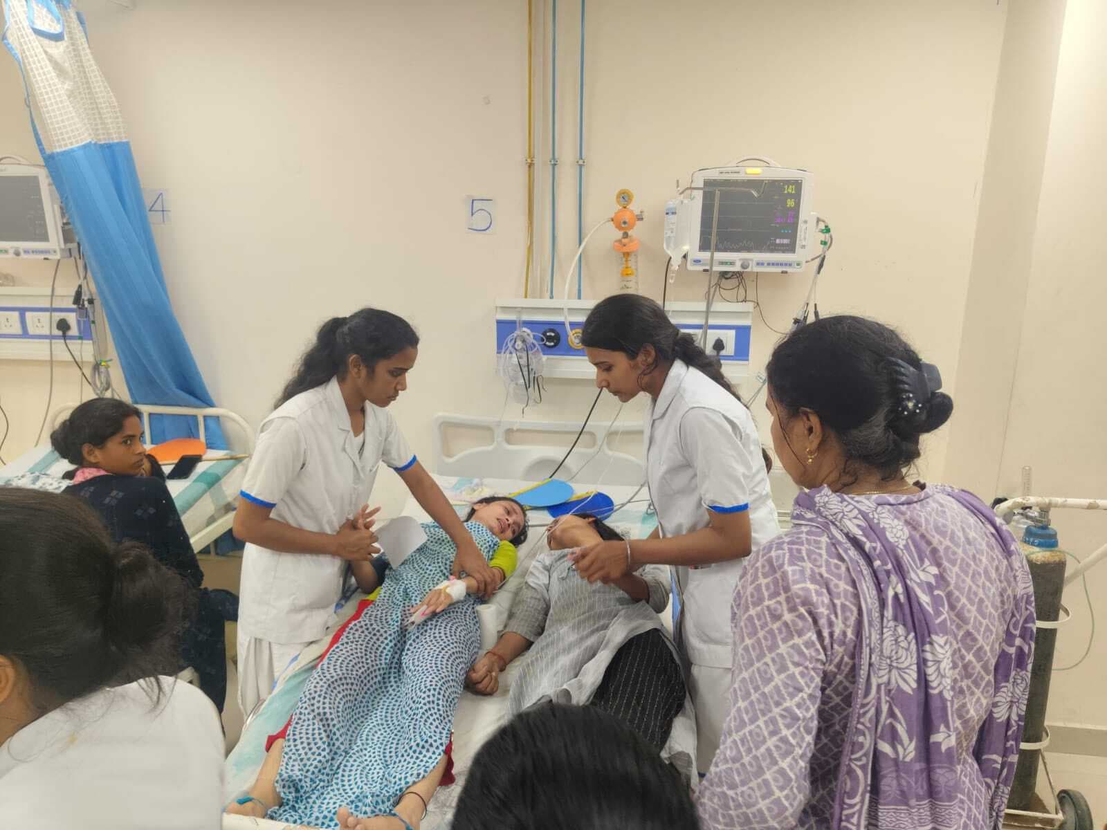 Madhubani News : भूखे रहने से एएनएम की दो दर्जन से ऊपर छात्राएं हुई बीमार,सदर अस्पताल में भर्ती