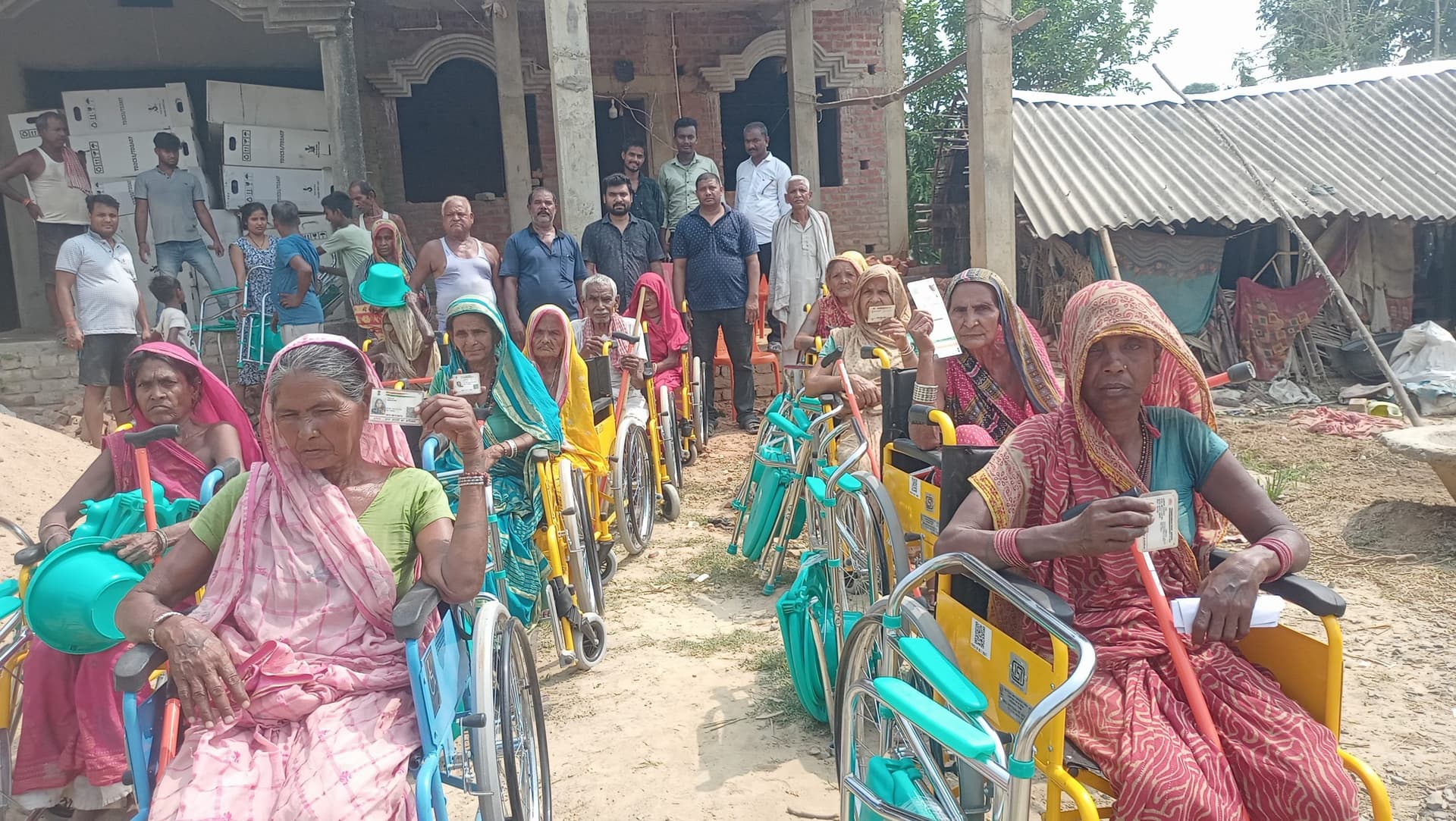 Madhubani News : तीन सौ वृद्धों के बीच व्हीलचेयर का वितरण