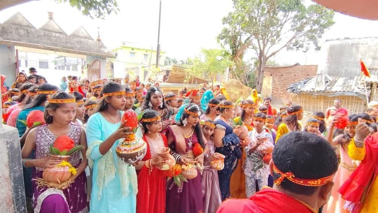 Madhubani News : नवाह संकीर्तन महायज्ञ के लिए निकाली कलश यात्रा