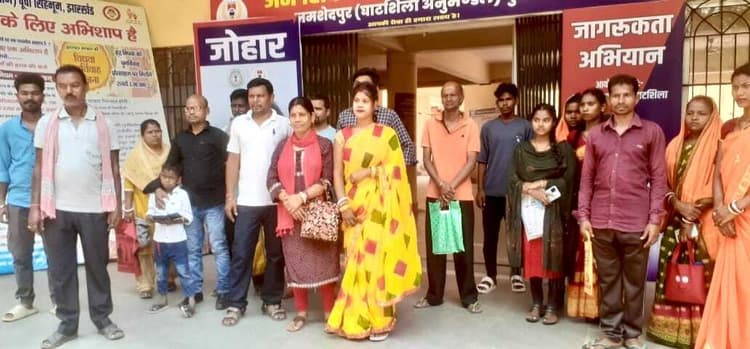 East Singhbhum News : घाटशिला प्रखंड मुख्यालय का आधार केंद्र रहा बंद, निराश होकर लौटे ग्रामीण