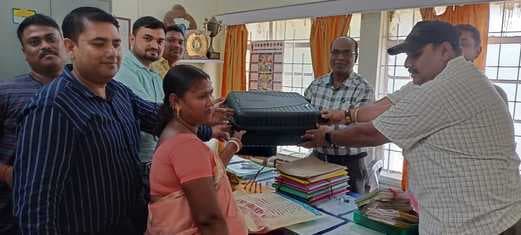 स्थानांतरण होने पर क्षेत्रीय कार्मिक प्रबंधक को दी गयी विदाई