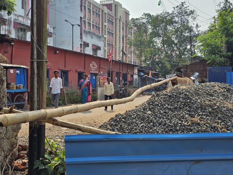 East Singhbhum News : झाड़ग्राम स्टेशन के आधुनिकीकरण को हटेगा एआइटीयूसी कार्यालय