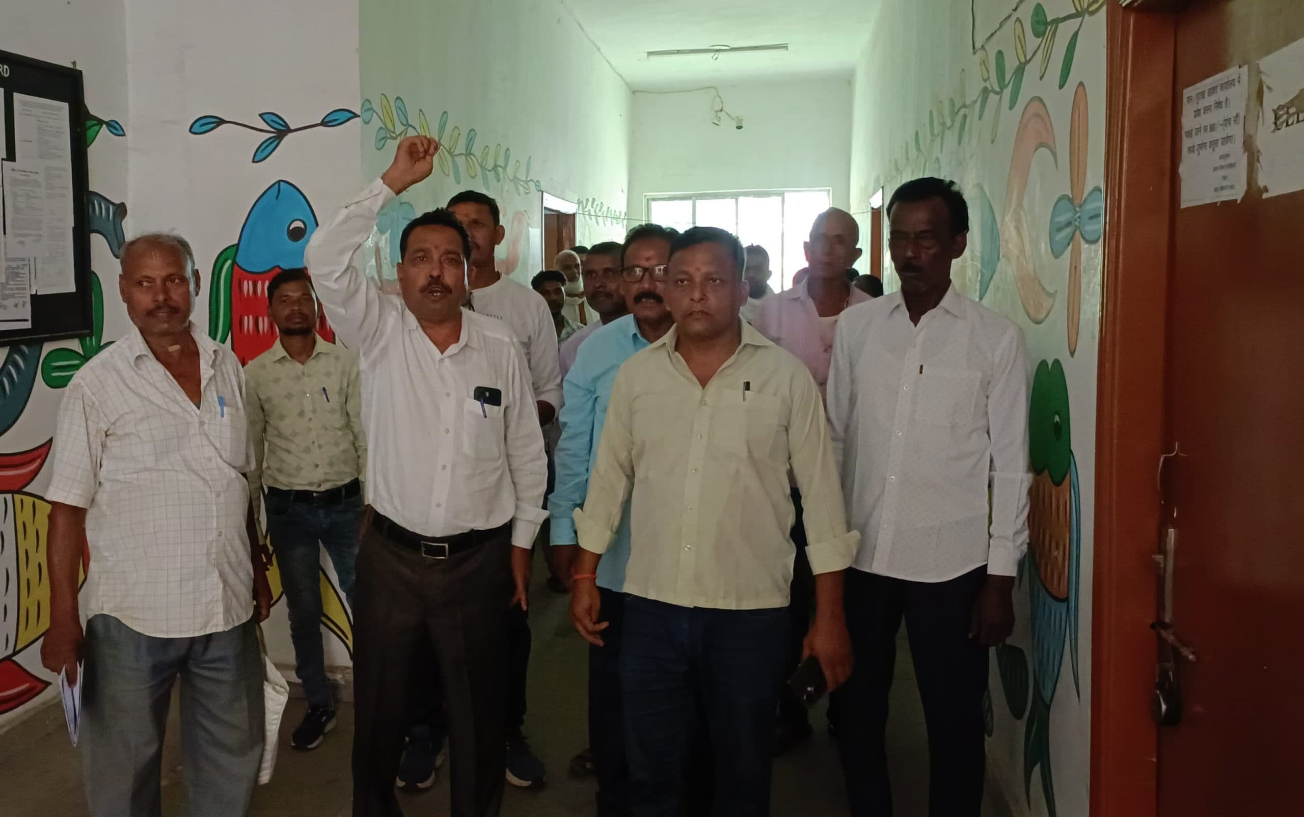 Giridih News :अंचल कार्यालय में मनमानी के खिलाफ ग्रामीणों ने किया हंगामा