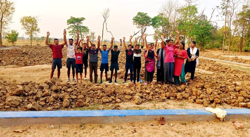 खेल मैदान निर्माण में अनियमितता का लगा आरोप, युवाओं ने जताया रोष