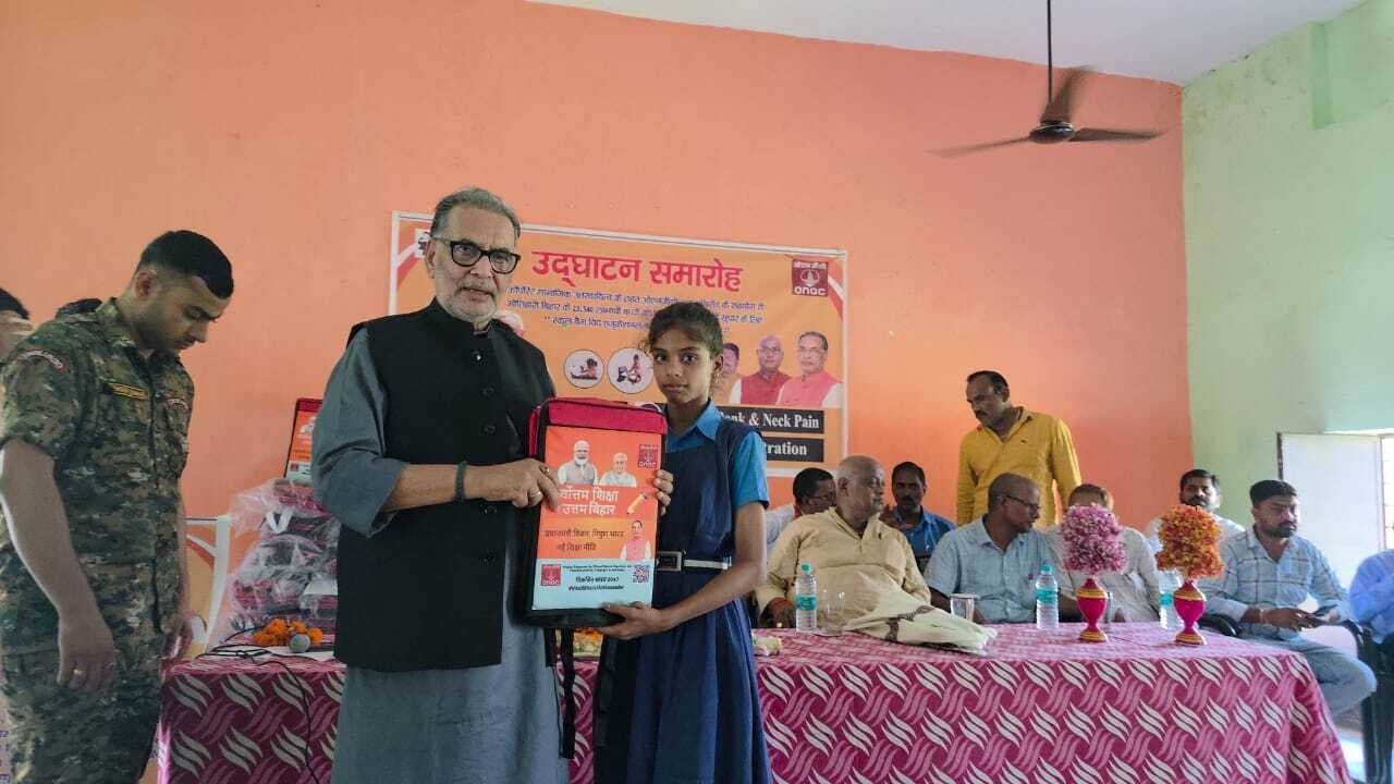 Motihari: सांसद ने छात्र-छात्राओं के बीच किया बैग का वितरण