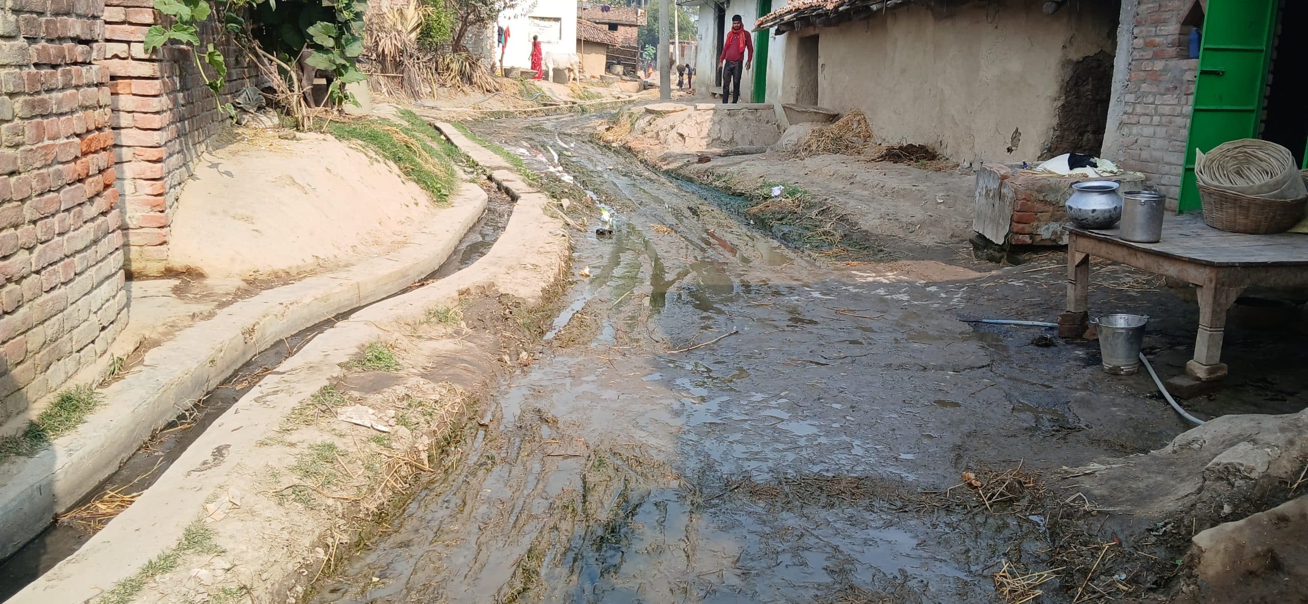 सड़क पर कीचड़ व जलजमाव से ग्रामीण परेशान