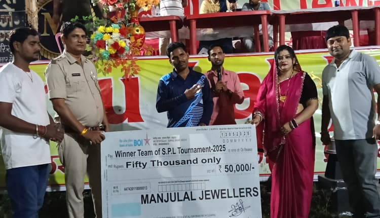 सिमराही प्रीमियम लीग क्रिकेट टूर्नामेंट का हुआ समापन, सतीश संजीवनी हॉस्पिटल एलेवन ने जीता खिताब