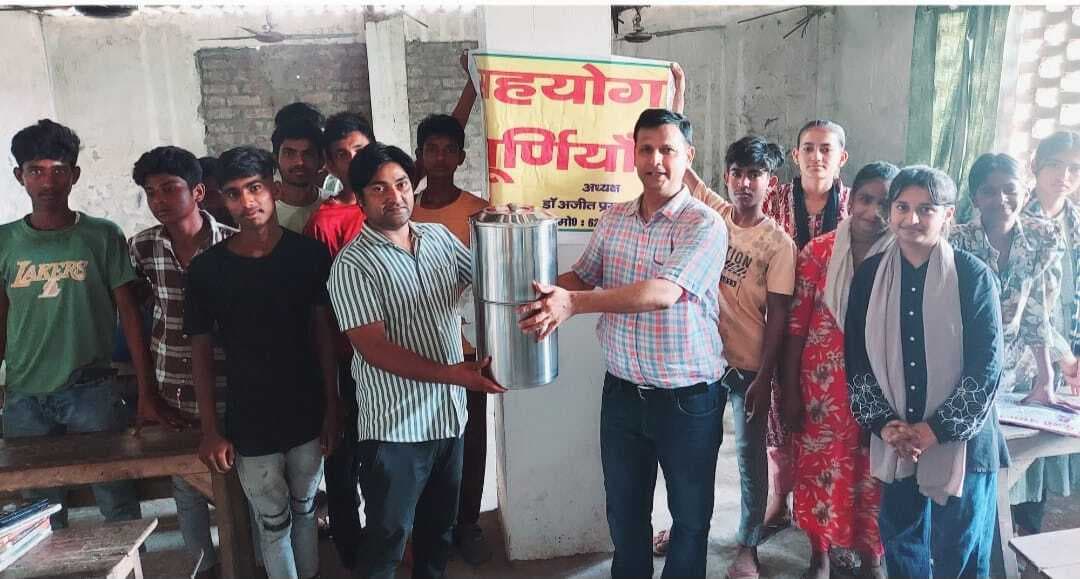 शिक्षण संस्थान को वॉटर प्यूरीफायर किया भेंट