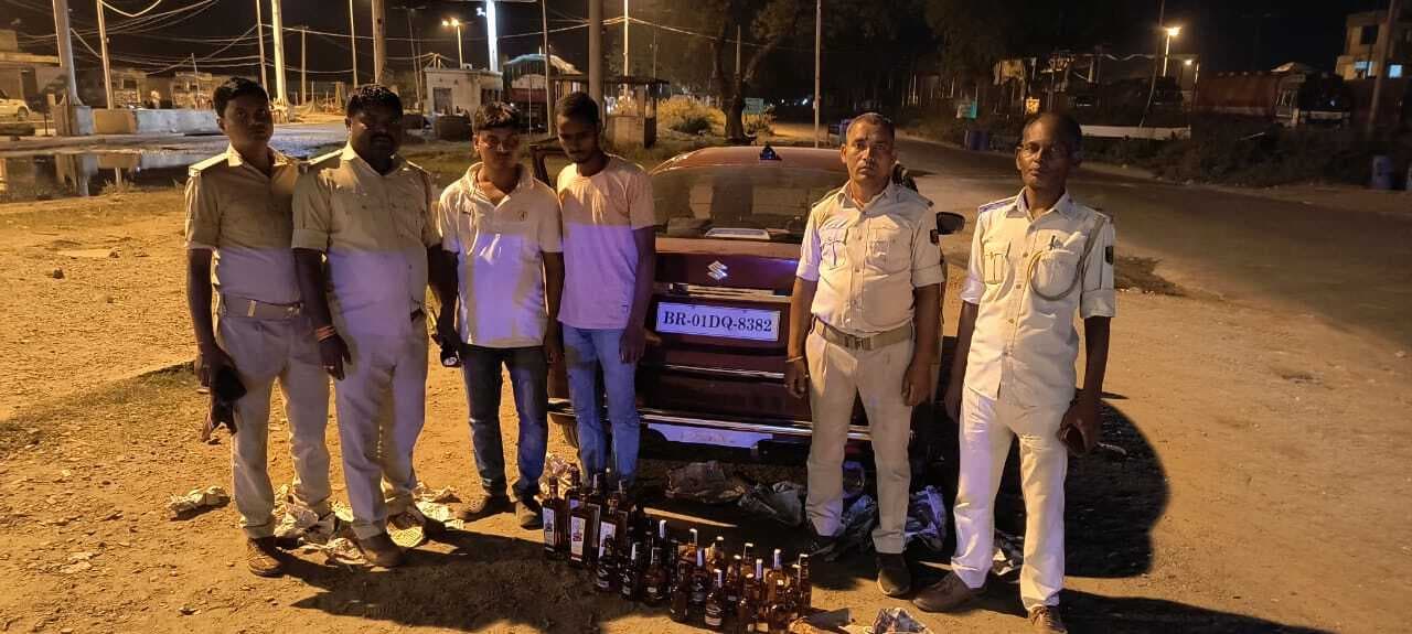 कार से 27 बोतल शराब बरामद, दो गिरफ्तार