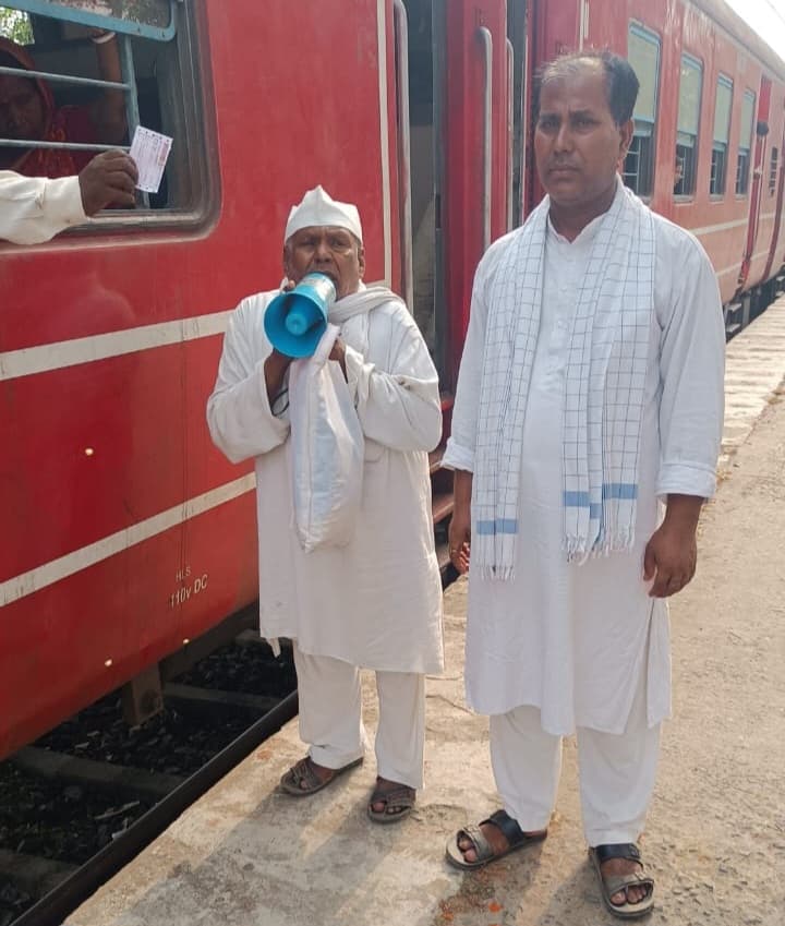 मनिहारी-तेजनारायणपुर ट्रेन में टिकट लेकर यात्रा करने की अपील की
