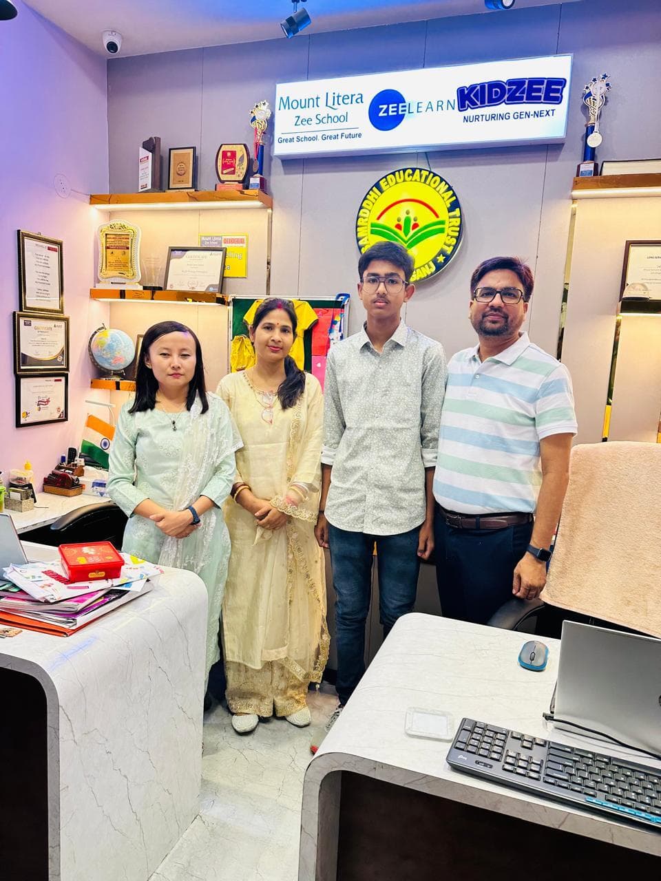 सीबीएसई बोर्ड 10वीं की परीक्षा में जिले में सर्वाधिक अंक लाने वाले आदित्य दूबे को किड्जी व माउंट लिट्रा ने किया सम्मानित