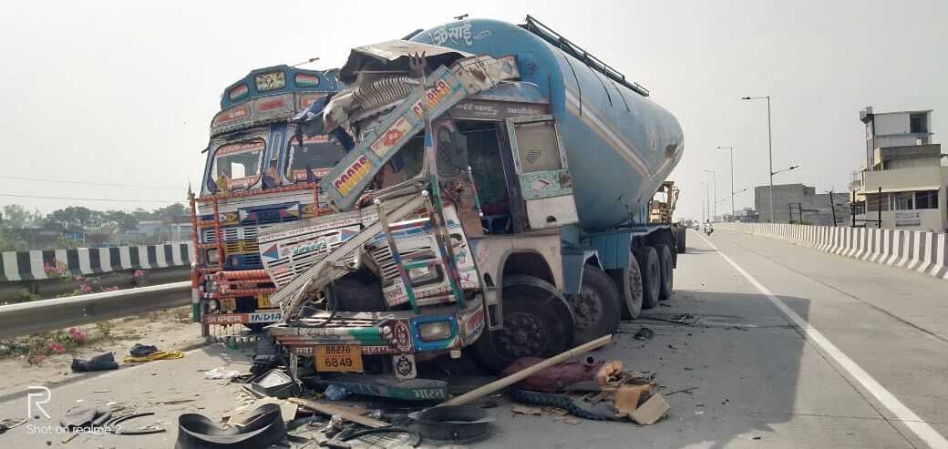ट्रकों में भीषण टक्कर, चालक की मौत