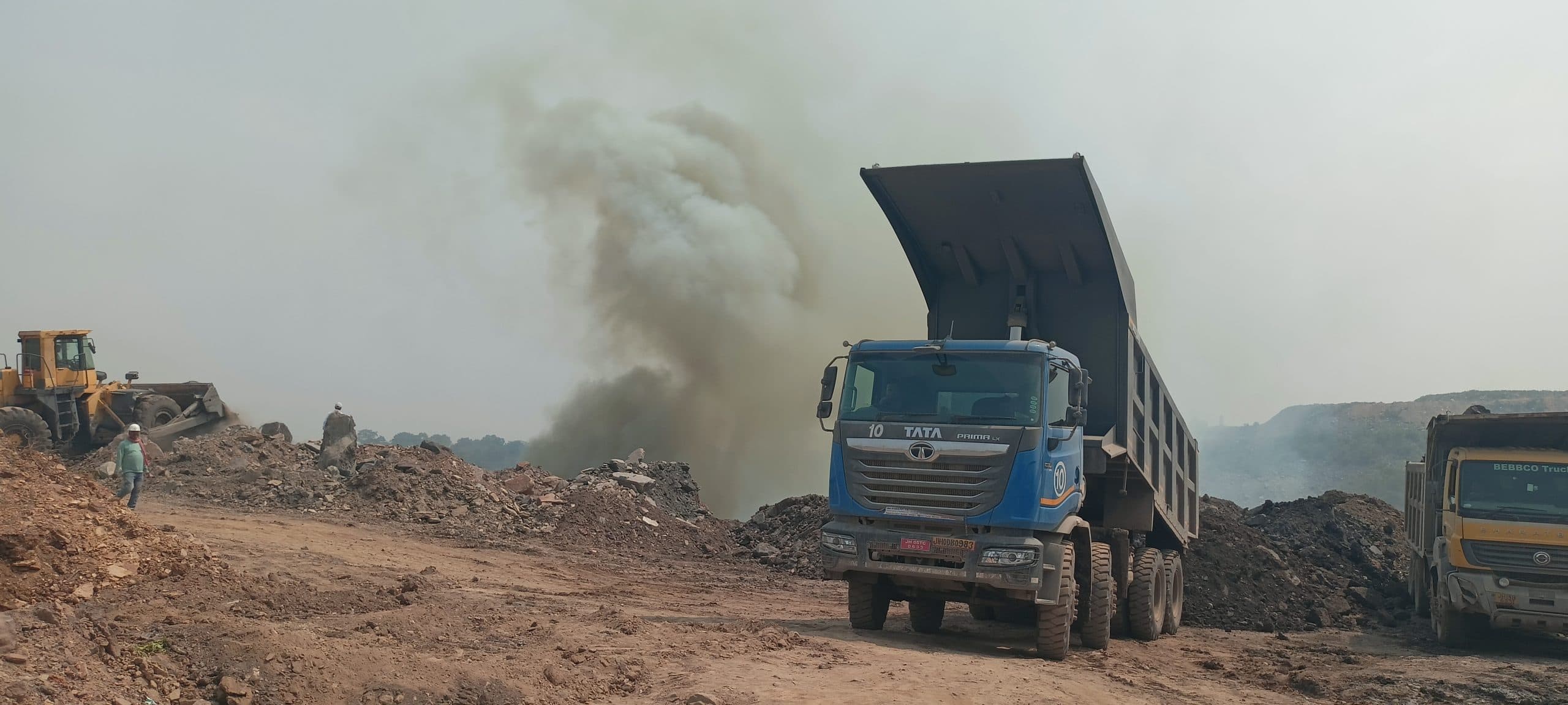 Deoghar news : तुलसीडाबर पैच में लगी आग, गोफ से निकलने वाले धुएं से ग्रामीणों में भय