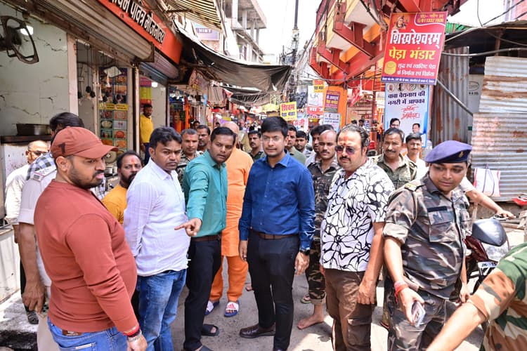 Deoghar News : बाबा मंदिर के मार्गों के किनारे खंभे लगाने का काम शुरू, दुकानदारों को अतिक्रमण हटाने का नोटिस