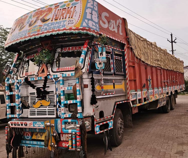 44 मवेशी लदे कंटेनर जब्त, तीन आरोपी जेल