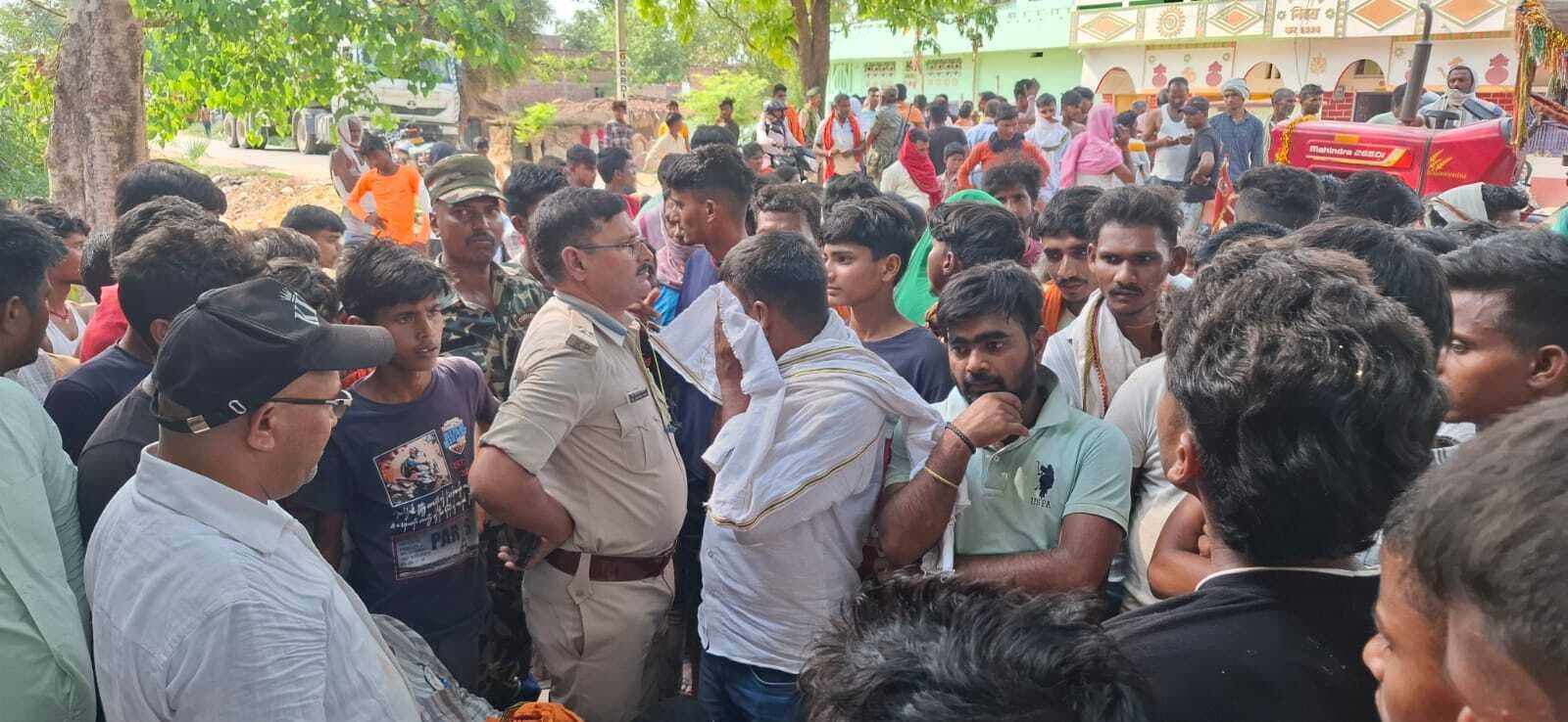 Gaya News : शादी में जा रहे युवक की ट्रैक्टर से कुचलकर मौत, लोगों ने की सड़क जाम