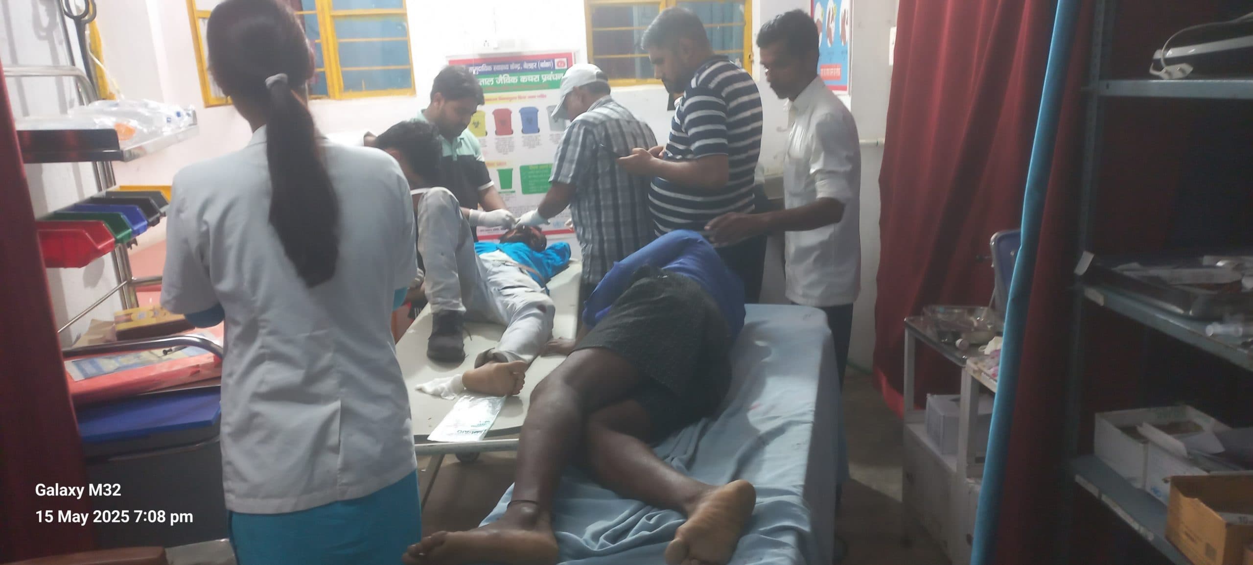 जेसीबी की टक्कर से बाइक सवार दो व्यक्ति जख्मी