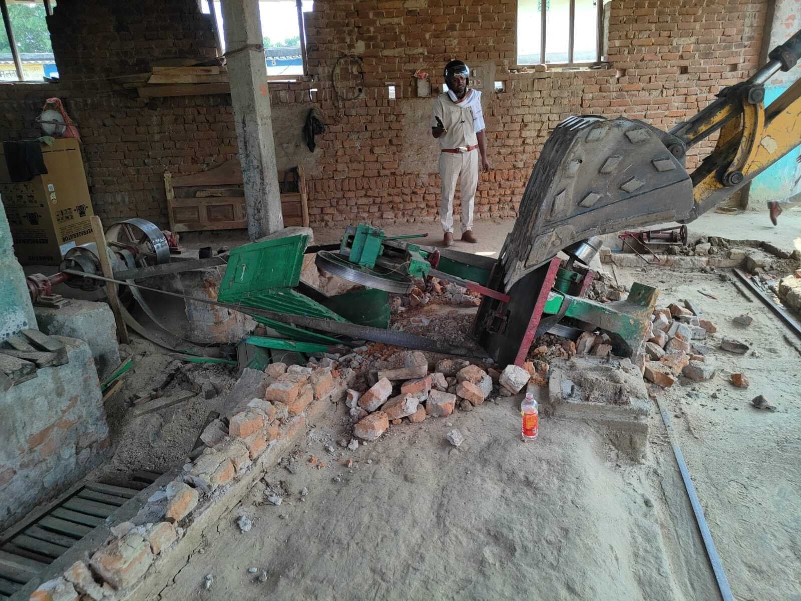 अवैध रूप से संचालित तीन आरा मील को वन विभाग ने किया जब्त