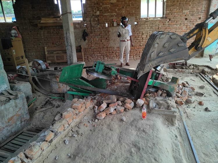 अवैध रूप से संचालित तीन आरा मील को वन विभाग ने किया जब्त