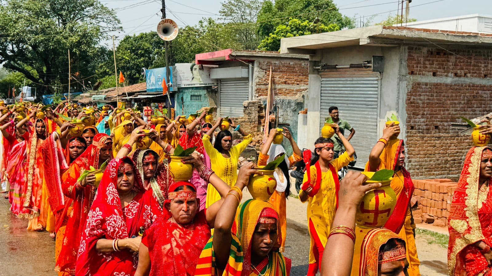 Giridih News:कलश यात्रा के साथ पिंडी प्राण प्रतिष्ठा सह शत चंडी महायज्ञ शुरू