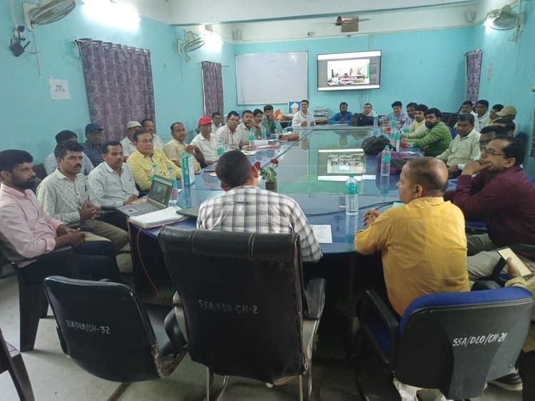 विद्यालय के साथ शिक्षकों को भी स्मार्ट बनने की आवश्यकता : डीइओ