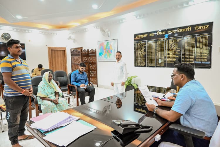 Deoghar News : शिकायतों की भौतिक जांच करायें और सात दिनों के अंदर निबटायें : डीसी