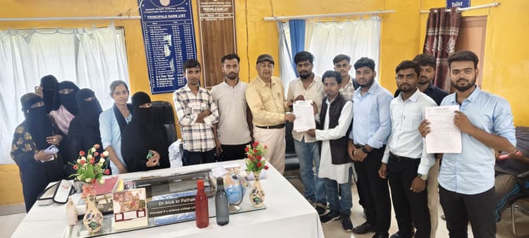 Madhubani News : केवीएस कॉलेज के छात्रों ने मूलभूत सुविधा उपलब्ध कराने को प्रधानाचार्य को सौंपा ज्ञापन