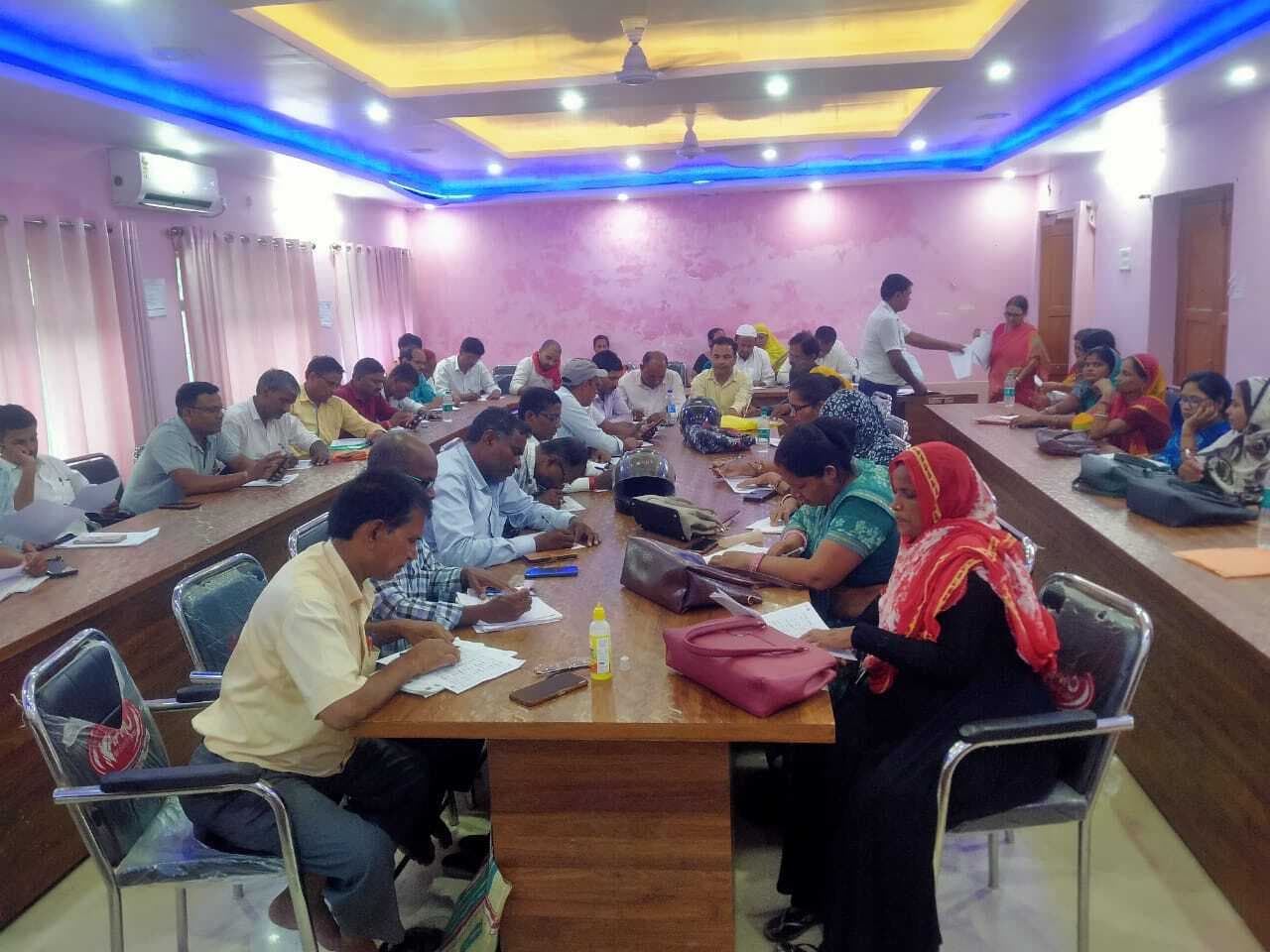 Madhubani News : बीएलओ को वैधानिक प्रावधानों उनके अधिकारों की दी जानकारी