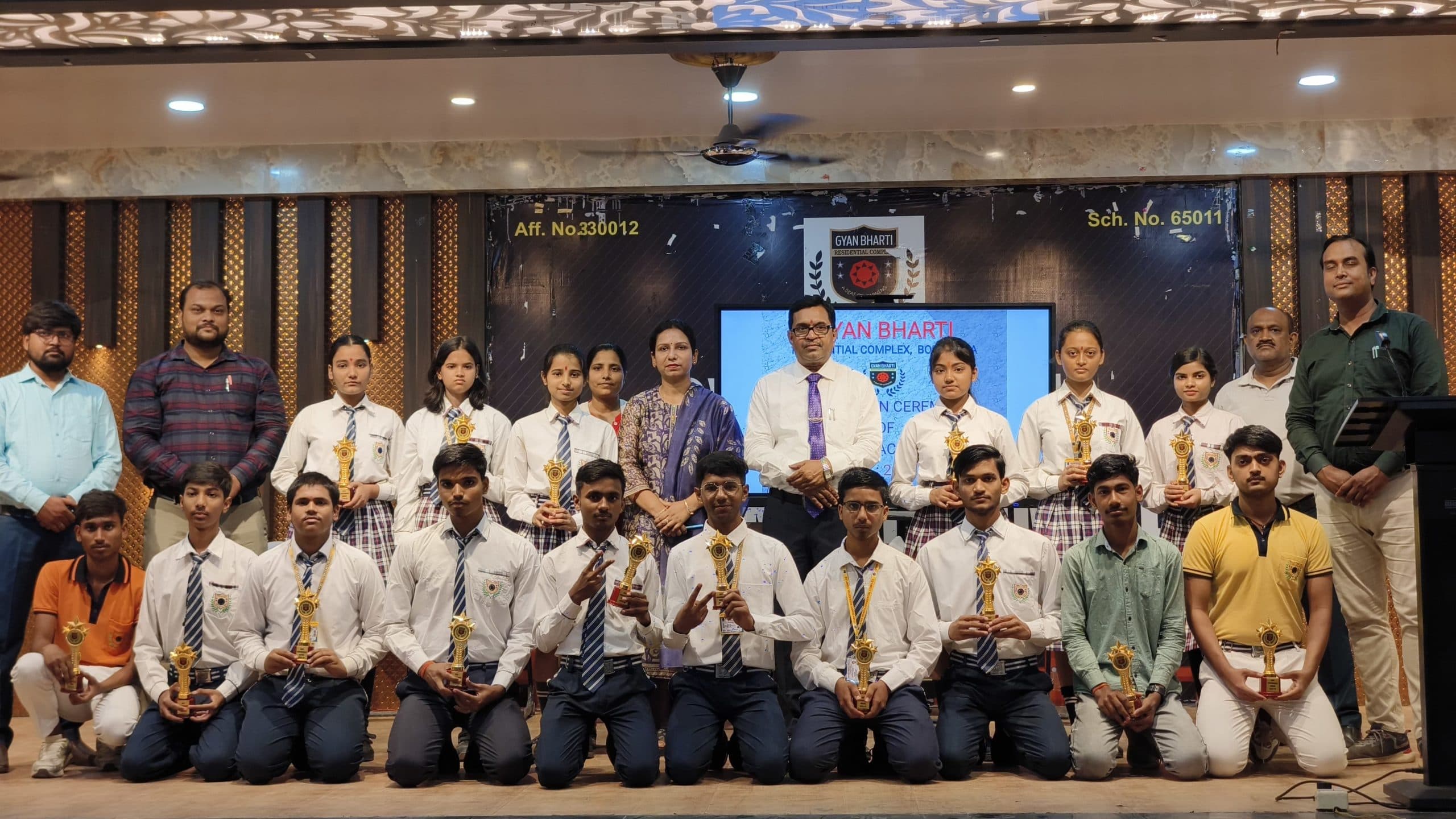 बोर्ड परीक्षा में उत्कृष्ट प्रदर्शन करने वाले स्टूडेंट्स सम्मानित