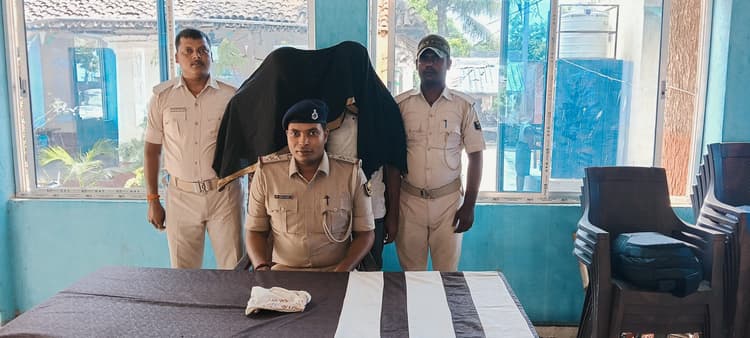 तटबंध पर रह रहे दो दर्जन से अधिक ग्रामीणों पर नामजद प्राथमिकी दर्ज