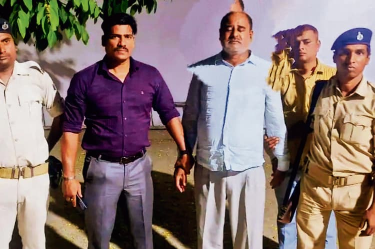 Patna News : गाड़ी को छोड़ने के लिए 22 हजार रुपये घूस लेते रूपसपुर थाने के एएसआइ गिरफ्तार