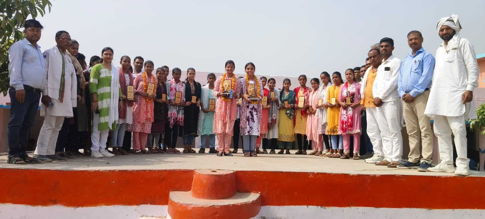 सलथुआ में छात्र-छात्राओं को किया गया सम्मानित