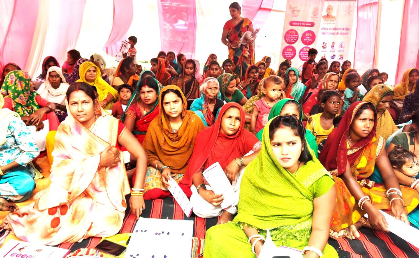 समृद्धि की राह पर दीदियां: अब बच्चों को दे रहीं उज्ज्वल भविष्य