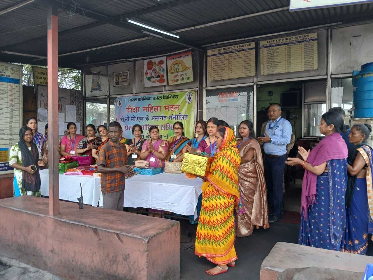 Dhanbad News: प्रेरणा महिला समिति ने विवाह में किया आर्थिक सहयोग