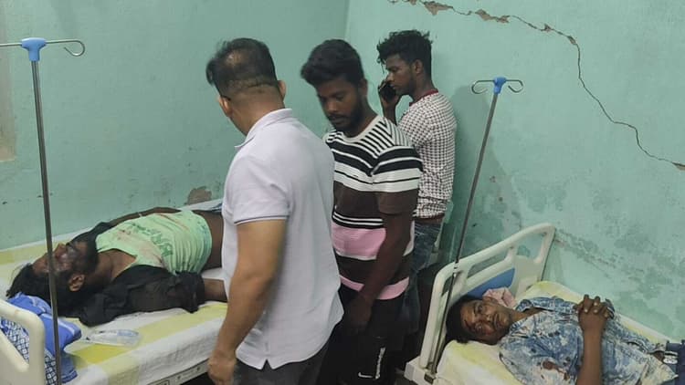 अनियंत्रित स्काॅर्पियो ने बाइक सवार को मारा टक्कर, तीन घायल