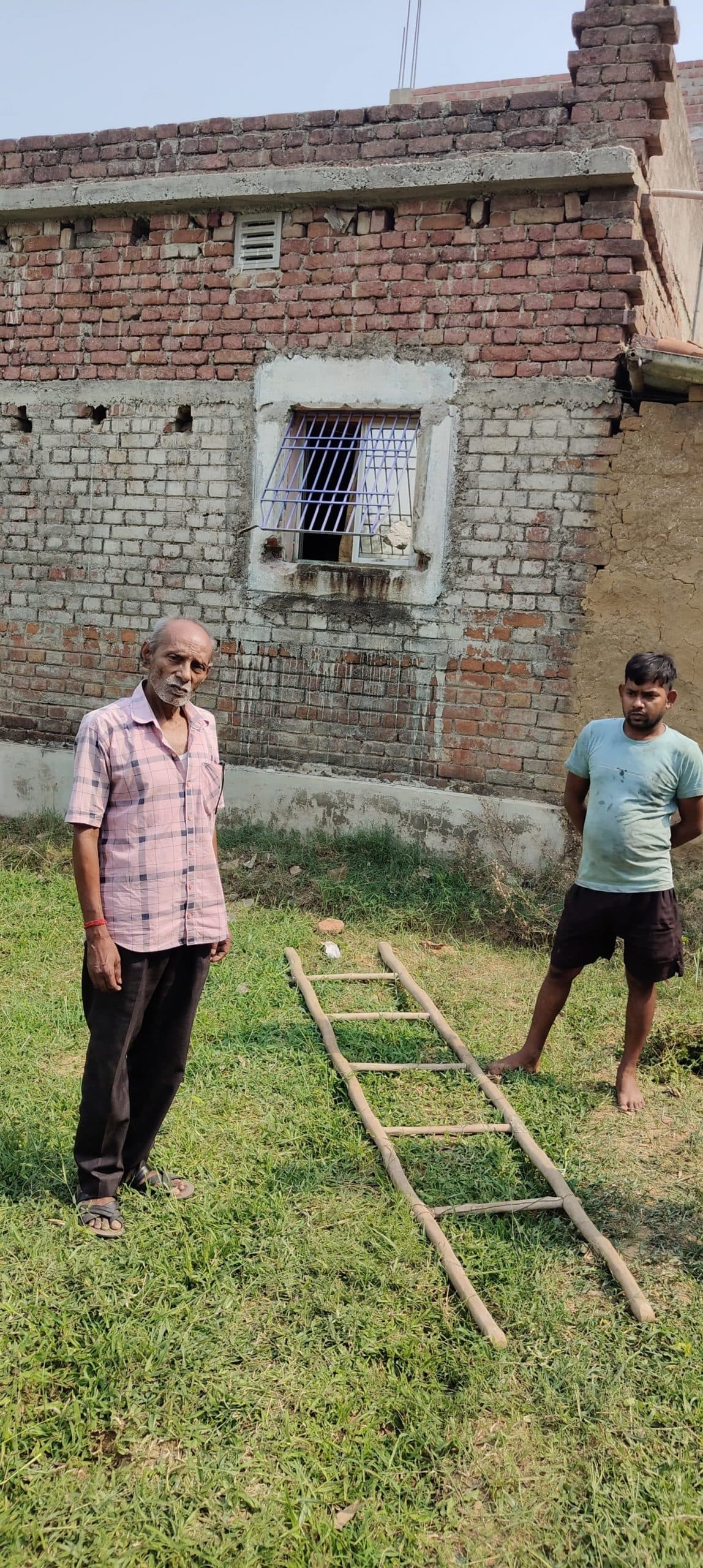 खिड़की तोड़कर चोरों ने नकदी समेत हजारों के आभूषण की चोरी की