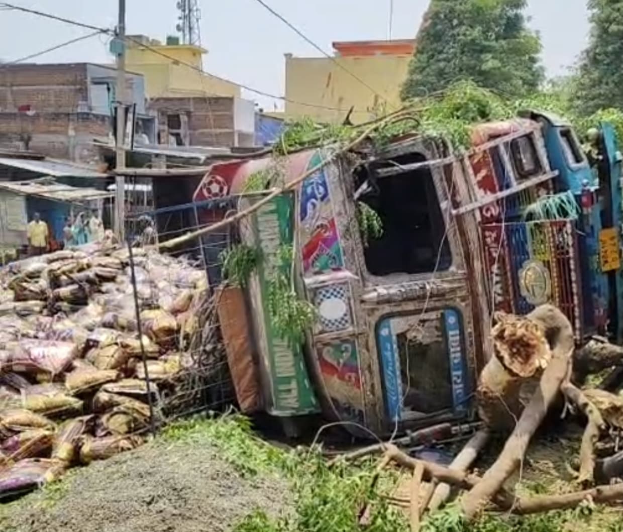 ट्रक हुआ अनियंत्रित, घर से टकराकर पलटा, बाल-बाल बचे लोग