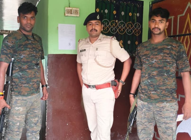 वारंटी के घर चिपकाया इश्तेहार